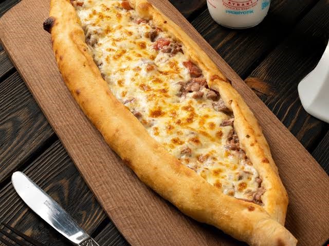 Kuşbaşılı kaşarlı pide